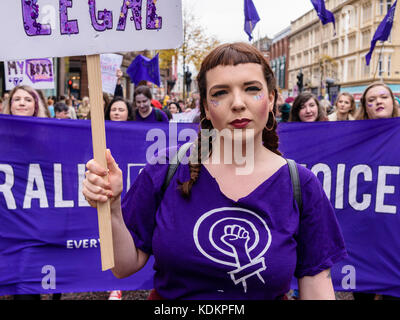 Belfast, Nordirland. 14/10/2017 - Rallye für Wahl halten eine Parade zur Unterstützung der pro-reproduktive Wahl Recht auf Abtreibung und die Rechte der Frauen. Rund 1200 Menschen nahmen an der Veranstaltung teil. Stockfoto