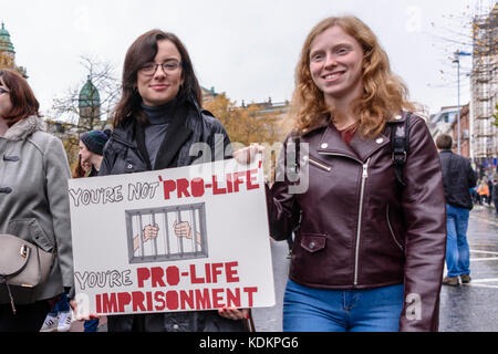 Belfast, Nordirland. 14/10/2017 - Rallye für Wahl halten eine Parade zur Unterstützung der pro-reproduktive Wahl Recht auf Abtreibung und die Rechte der Frauen. Rund 1200 Menschen nahmen an der Veranstaltung teil. Stockfoto