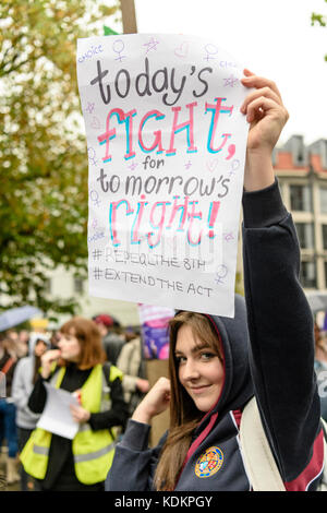 Belfast, Nordirland. 14/10/2017 - Rallye für Wahl halten eine Parade zur Unterstützung der pro-reproduktive Wahl Recht auf Abtreibung und die Rechte der Frauen. Rund 1200 Menschen nahmen an der Veranstaltung teil. Stockfoto