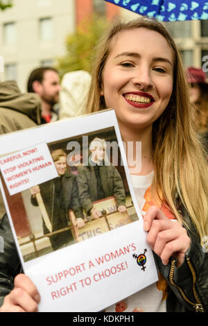 Belfast, Nordirland. 14/10/2017 - Rallye für Wahl halten eine Parade zur Unterstützung der pro-reproduktive Wahl Recht auf Abtreibung und die Rechte der Frauen. Rund 1200 Menschen nahmen an der Veranstaltung teil. Stockfoto