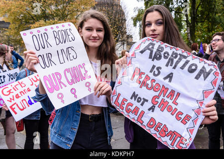 Belfast, Nordirland. 14/10/2017 - Rallye für Wahl halten eine Parade zur Unterstützung der pro-reproduktive Wahl Recht auf Abtreibung und die Rechte der Frauen. Rund 1200 Menschen nahmen an der Veranstaltung teil. Stockfoto