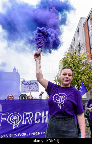 Belfast, Nordirland. 14/10/2017 - Rallye für Wahl halten eine Parade zur Unterstützung der pro-reproduktive Wahl Recht auf Abtreibung und die Rechte der Frauen. Rund 1200 Menschen nahmen an der Veranstaltung teil. Stockfoto