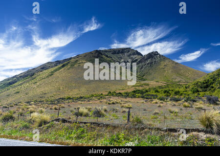 Lindis Pass, otago • Neuseeland Lindis Pass überquert ein Sattel zwischen den Tälern von lindis und Ahuriri Fluss, rea Stockfoto