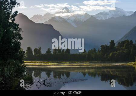 <span class='wsc Untertitel'> Fox Glacier, West Coast • Neuseeland</span> Lake Matheson gebildet, als die Gletscher te moeka o tuave aus durch Rückzug Stockfoto