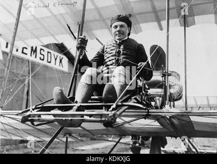 Michail Effimov, Russische aviator, in voller Länge Porträt, in dem Flugzeug sitzen, nach vorn ein (7/8) Stockfoto