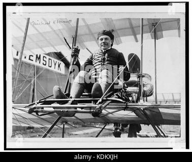 Michail Effimov, Russische aviator, in voller Länge Porträt, in dem Flugzeug sitzen, nach vorne Stockfoto