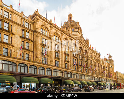 Die Außenseite des Harrods, das luxuriöse Kaufhaus an der Brompton Road in Knightsbridge, die Royal Borough von Kensington und Chelsea, London SW1 Stockfoto