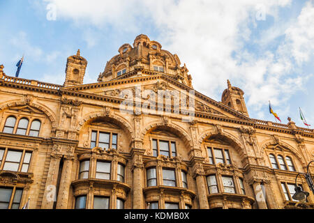 Detail der Fassade und Motto "Omnia Omnibus Ubique' bei Harrods, Luxus Kaufhaus an der Brompton Road, Knightsbridge, Kensington und Chelsea, London SW1 Stockfoto