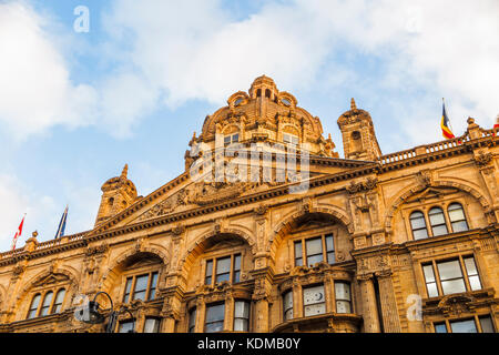 Detail der Fassade und Motto "Omnia Omnibus Ubique' bei Harrods, Luxus Kaufhaus an der Brompton Road, Knightsbridge, Kensington und Chelsea, London SW1 Stockfoto