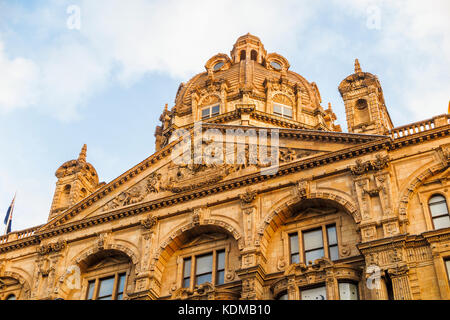 Detail der Fassade und Motto "Omnia Omnibus Ubique' bei Harrods, Luxus Kaufhaus an der Brompton Road, Knightsbridge, Kensington und Chelsea, London SW1 Stockfoto