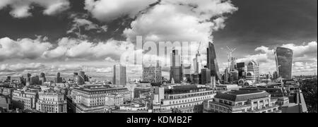 Panorama der Finanzdistrikt der Stadt London mit ikonischen hohen modernen Wolkenkratzern einschliesslich der Cheesegrater, Walkie Talkie und Tower 42 Stockfoto