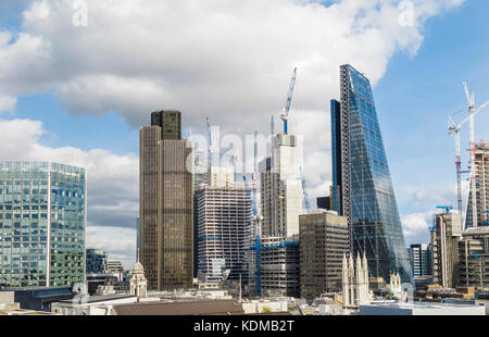 Blick auf die neue Konstruktion im Finanzviertel der Stadt London mit ikonischen hohen modernen Wolkenkratzern einschliesslich der Cheesegrater und Tower 42 Stockfoto