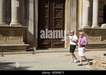 Alhambra Palast Karl V., Carlos V, Granada, zwei Touristen, die in der letzte maurische Architektur in Europa, Stockfoto