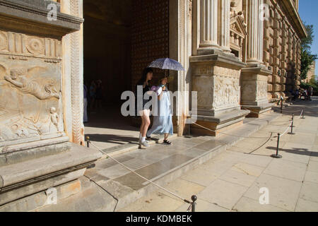 Alhambra Palast Karl V., Carlos V, Granada, zwei Touristen, die in der letzte maurische Architektur in Europa, Stockfoto