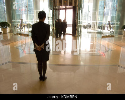 Concierge meeting Gäste im Grand Hyatt Hotel in Peking Stockfoto