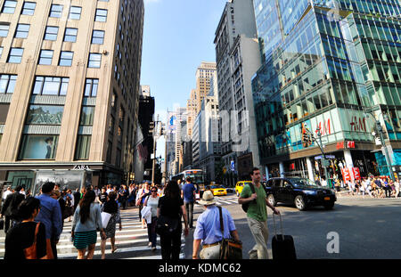 Fußgänger 42nd Street entlang der 5th Avenue in Manhattan. Stockfoto