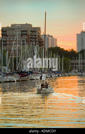 Yacht mit Segeln, Eingabe von Oakville Marina am Lake Ontario Stockfoto