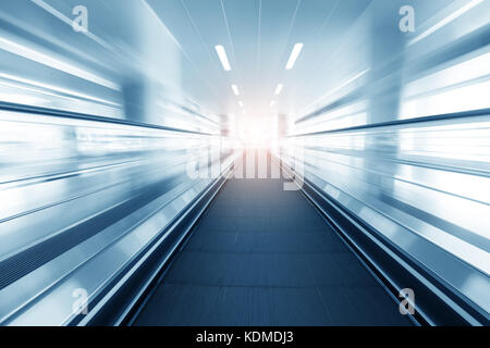 Fahrtreppe in modernes Gebäude und Licht für den Hintergrund. Stockfoto