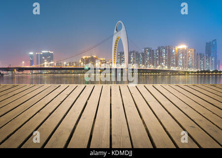 Die Skyline der Stadt und Reflexion in Guangzhou, schöne Pearl River New Town tagsüber, China Stockfoto