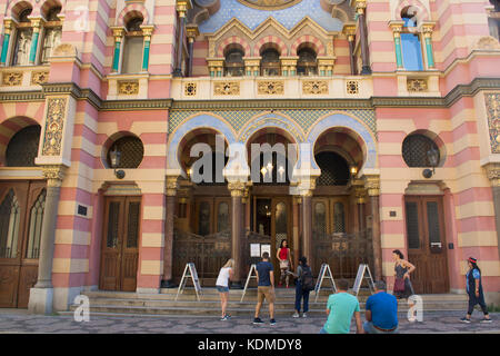 Tschechien Menschen und Ausländer Reisende besuchen Jubiläum Synagoge oder Jerusalem synagoga farbenfrohe Gebäude in der neuen Stadt auf den 30. August 2017 in Prag, Tschechien Stockfoto