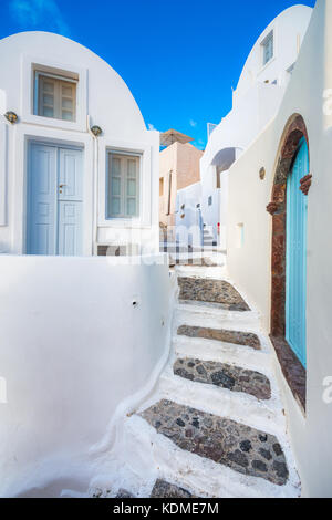 Enge Nachbarschaft an der alten traditionellen Dorf Emporio, Santorini, Griechenland. Stockfoto