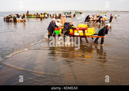 Tägliche Leben der Menschen, Fischerdorf mit viel Fischfang in der Korb auf traditionellen Fischmarkt auf dem langen Hai Strand. Stockfoto