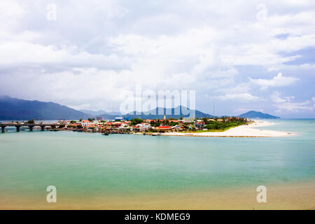 Lang Co Beach, Hue Provinz, Vietnam. Lang Co ist eine attraktive Insel - wie Ausdehnung von Palmen gesäumten, weißen Sand, mit einer türkisfarbenen Lagune Stockfoto