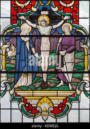 London, Großbritannien - 14 September, 2017: die Kreuzigung von Jesus Christus auf die Glasfenster in der Kirche st. lawrence Judentums von Christopher Webb. Stockfoto