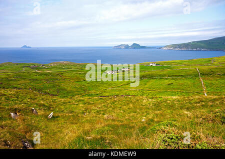 Blick auf den Atlantik von Iveragh Halbinsel, im Hintergrund Puffin Island (rechts) und Skellig Inseln (links), County Kerry, Irland Stockfoto