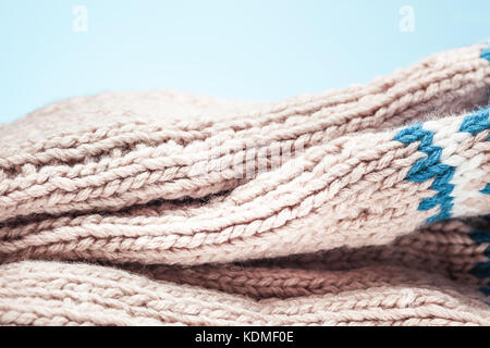 Große Falten auf der warmen Licht Schal stricken Stockfoto