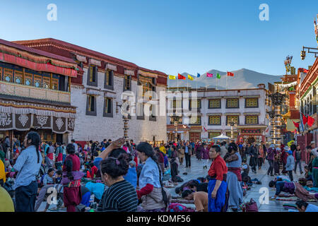 Öffentliche Gebete außerhalb der Jokhang Tempel, Lhasa, Tibet, China Stockfoto