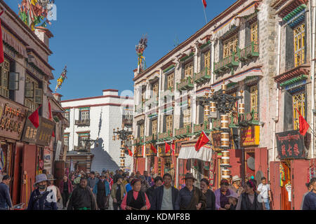 Lokale Tibeter auf Barkhor Straße, Lhasa, Tibet, China Stockfoto