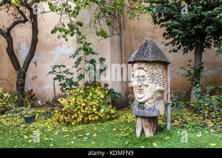 Prager Herbst in den Vojany-Gärten, Bienenstock aus Holz, geschnitzt Mala Strana Bienenstock Prag, Tschechische Republik Stockfoto