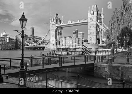 London - der Turm braut und Eintrag in St. Katharine Docks im Morgenlicht. Stockfoto