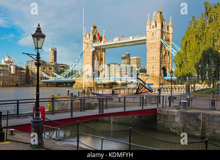 London - der Turm braut und Eintrag in St. Katharine Docks im Morgenlicht. Stockfoto