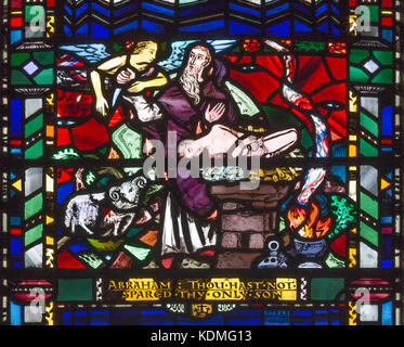 London, Großbritannien - 16 September, 2017: Die glasmalereien von Abraham bietet Isaac auf Mt moriah in der Kirche St etheldreda von Charles blakeman. Stockfoto