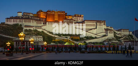 Potala Palast bei Nacht Panorama, Lhasa, Tibet, China Stockfoto