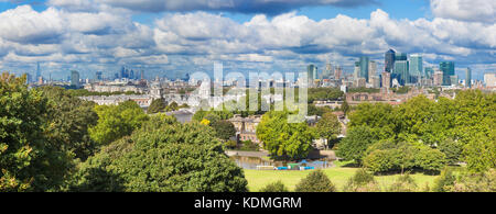 London - das abendliche Panorama der Stadt von der Greenwich Park mit der Canary Wharf und Wolkenkratzer in der Mitte und im Hintergrund. Stockfoto