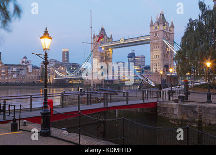 London, Großbritannien - 14 September, 2017: Der Turm braut und Eintrag in St. Katharine Docks im Morgenlicht. Stockfoto