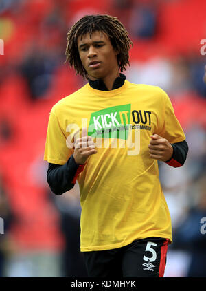 Nathan Ake von AFC Bournemouth wärmt sich vor dem Spiel in einem T-Shirt von Kick it Out vor dem Premier League-Spiel im Wembley Stadium, London. Stockfoto