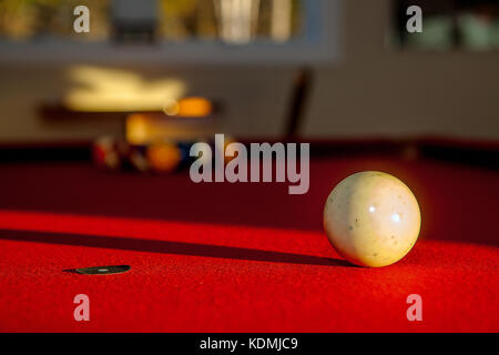 American-style cue Ball auf rotem Filz Tisch. Stockfoto