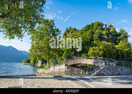 Lago Maggiore, Caldè, Italien, Seepromenade und Fornaci Park - Park der Rocca, mit der Kirche von Saint Veronica. Caldè ist ein Weiler von Castelvecca Stockfoto