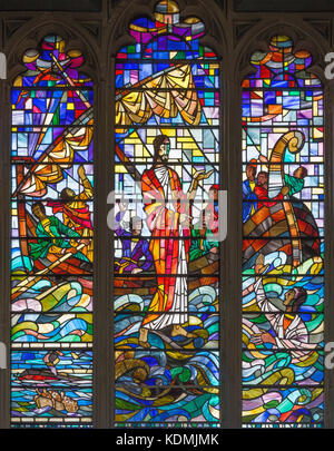 London, Großbritannien - 14 September, 2017: Der Christus hilft Peter im Meer Sturm auf die Glasmalereien in der Kirche st. Katharina Cree Stockfoto