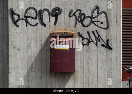 Mailand, Italien - 22. Februar 2017: Rot mail box außerhalb einer Post in Mailand. Stockfoto