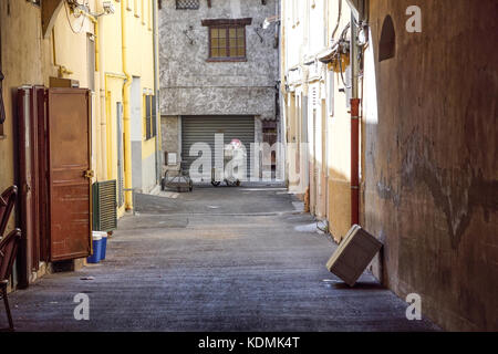 Auf der Suche nach einem langen, dunklen Gasse. Stockfoto