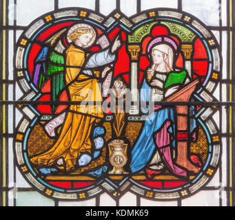 London, Großbritannien - 14 September, 2017: Die Verkündigung auf der Glasmalereien in der Kirche st. Michael cornhill von Clayton und Bell von 19 Prozent. Stockfoto