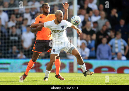 Leandro Bacuna von Reading und Kemar Roofe von Leeds United kämpfen beim Sky Bet Championship-Spiel in der Elland Road, Leeds, um den Ball. Stockfoto