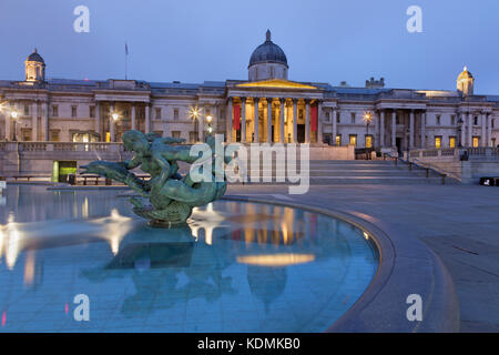 London, Großbritannien - 18 September 2017: der Brunnen der Trafalgar Square in der Abenddämmerung. Stockfoto