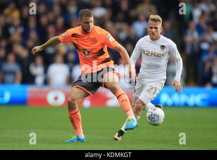 Joey van den Berg von Reading und Samuel Saiz von Leeds United kämpfen beim Sky Bet Championship-Spiel in der Elland Road, Leeds, um den Ball. Stockfoto