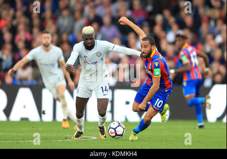 Das Crystal Palace-Spiel Andros Townsend (rechts) und das Chelsea-Spiel Tiemoue Bakayoko kämpfen während des Premier League-Spiels im Selhurst Park, London, um den Ball. Stockfoto